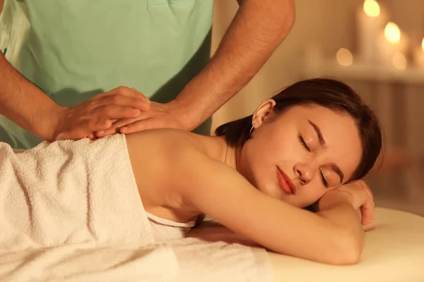 Jovem Mulher Fazendo Massagem Salão Spa — Fotografia de Stock