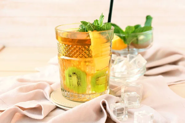 Glass Tasty Ice Tea Apple Kiwi Color Wooden Background — Stock Photo, Image