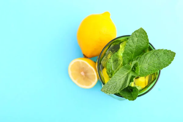 Glass Tasty Ice Tea Lemon Color Background — Stock Photo, Image