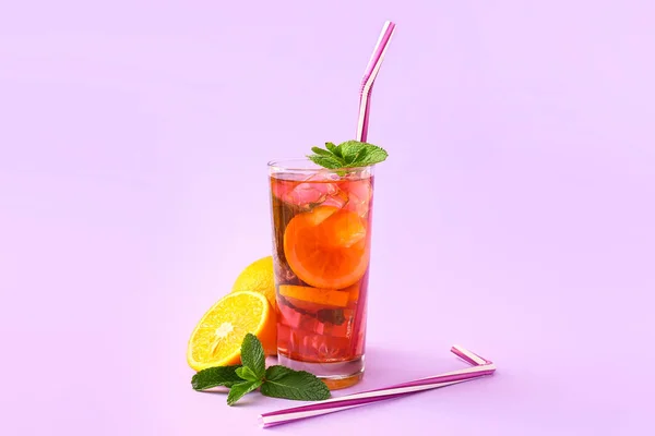 Vetro Freddo Saporito Con Limone Sfondo Colori — Foto Stock