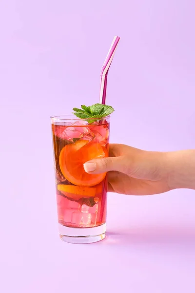 Vrouwelijke Hand Met Glas Lekkere Ijsthee Met Citroen Kleur Achtergrond — Stockfoto