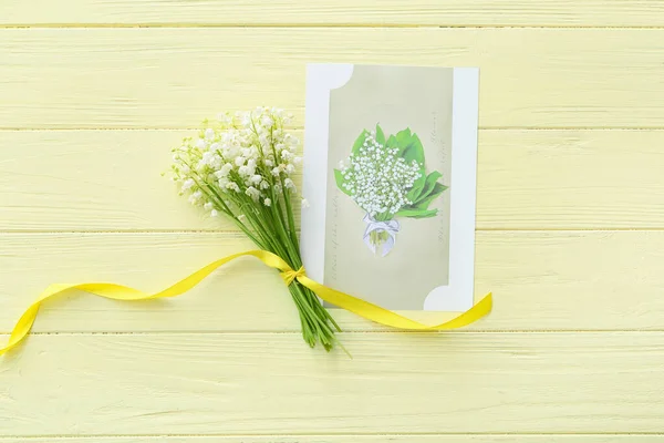 Vacker Lilja Valley Blommor Och Gratulationskort Färg Trä Bakgrund — Stockfoto