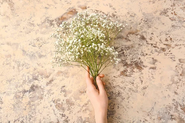 Renkli Arka Planda Güzel Çigila Çiçekleri Olan Bir Kadın — Stok fotoğraf