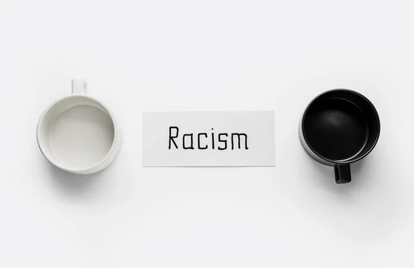 Peça Papel Com Palavra Racism Copos Sobre Fundo Branco — Fotografia de Stock