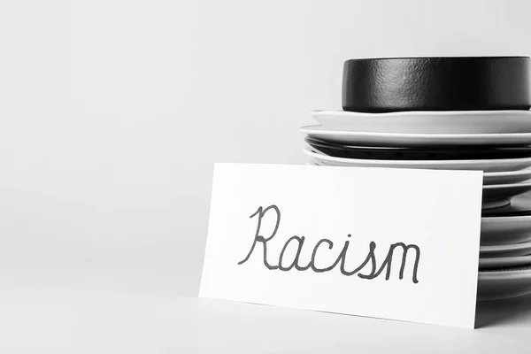 Pieza Papel Con Palabra Racismo Placas Sobre Fondo Blanco — Foto de Stock