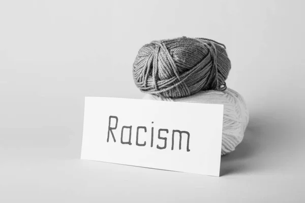 Χαρτί Λέξη Racism Και Πλέξιμο Νήματα Λευκό Φόντο — Φωτογραφία Αρχείου