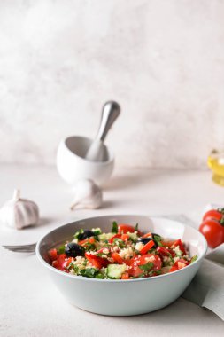 Kuskus ve hafif arka planda sebzeli kase