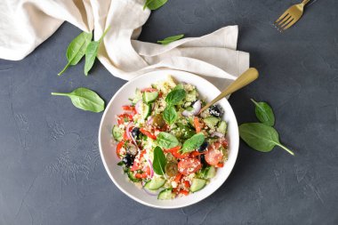 Kuskus ve arka planda sebzeli kase.