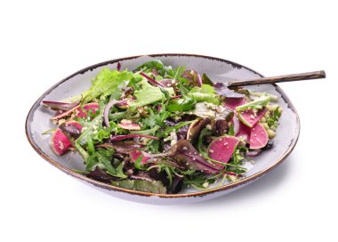 Beyaz arka planda kuskus ve sebzeli tabak.