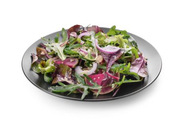 Beyaz arka planda kuskus ve sebzeli tabak.