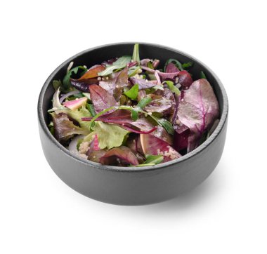 Kuskus ve sebzeli kase beyaz arka planda