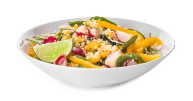 Kuskus ve sebzeli kase beyaz arka planda