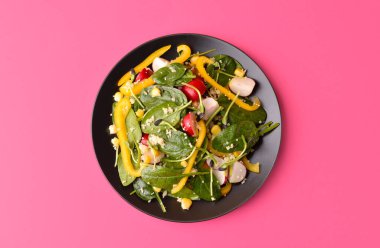 Arka planda kuskus ve sebzeli tabak