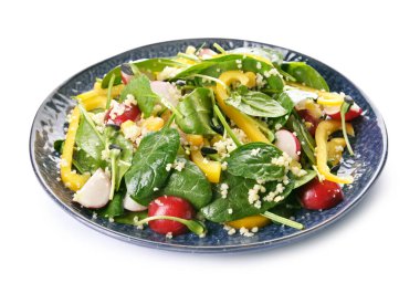 Beyaz arka planda kuskus ve sebzeli tabak.