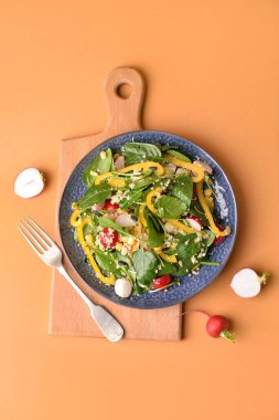 Arka planda kuskus ve sebzeli tabak