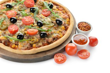 Beyaz arka planda lezzetli pizza ve soslu pano