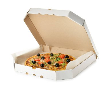 Beyaz zemin üzerinde lezzetli pizzalar olan karton kutu.