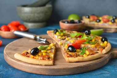 Renkli arka planda lezzetli pizza dilimleri olan tahta