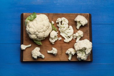 Karnabaharlı tahta tahta arka planda lahana