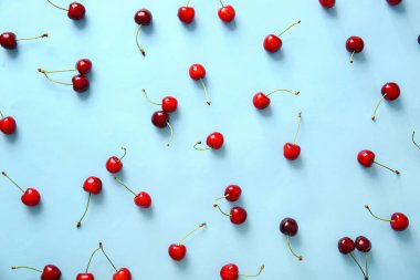 Renkli arkaplanda olgun kiraz