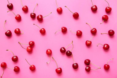 Renkli arkaplanda olgun kiraz