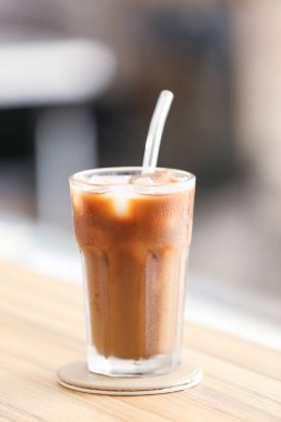 Masada bir bardak lezzetli buzlu kahve.