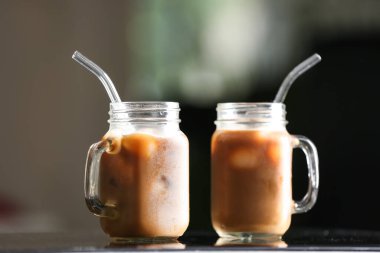 Masada Mason kavanozları dolusu lezzetli buzlu kahve var.