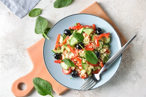 薄い背景にクスクスと野菜とプレート — ストック写真