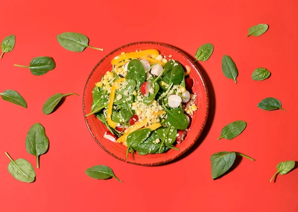 Samenstelling Met Smakelijke Couscous Spinazie Bladeren Kleur Achtergrond — Stockfoto
