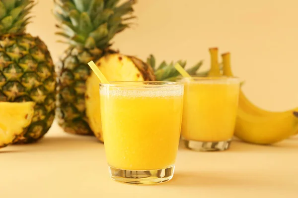 Glasses Tasty Pineapple Smoothie Color Background Closeup — Stock Photo, Image