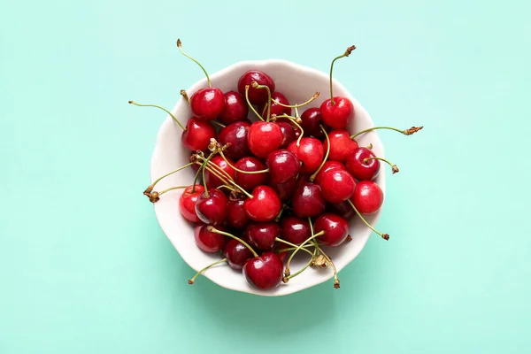 Renkli Olgun Kirazlı Bir Kase — Stok fotoğraf