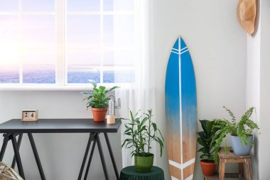 Sörf tahtası olan modern bir oda.