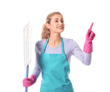 Beyaz arka planda yer paspası olan genç bir kadın.