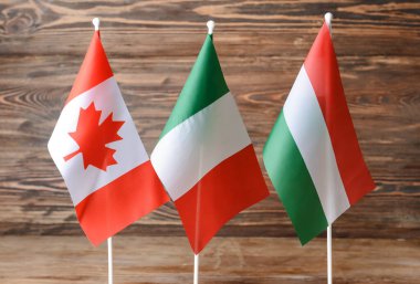 Ahşap arka planda farklı bayraklar