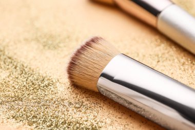 Renk arkaplanında makyaj fırçası