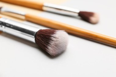 Gri arkaplanda makyaj fırçaları