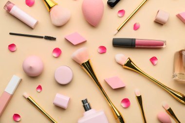 Renkli arka planda dekoratif kozmetik ve makyaj fırçaları