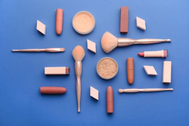 Renkli arka planda dekoratif kozmetik ve makyaj fırçaları