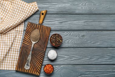 Koyu ahşap arka planda farklı baharatlar