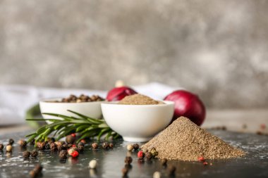 Biber tozlu kompozisyon ve grunge arkaplanda biber.