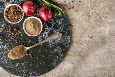 Biber tozlu kompozisyon ve grunge arkaplanda biber.