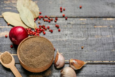 Koyu ahşap arka planda siyah biber tozuyla kompozisyon