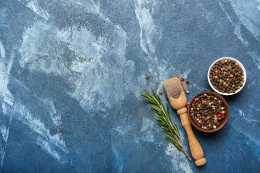 Arka planda karabiber tozu ve karabiber.