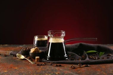 Aromatik Türk kahvesi, şeker ve fasulye arkaplanlı kompozisyon