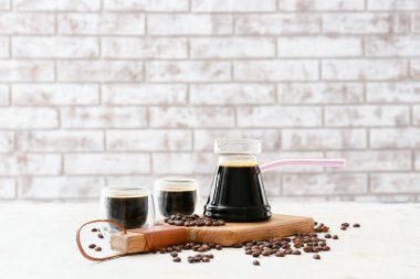 Tuğla duvara karşı aromatik Türk kahvesi ve fasulyeli kompozisyon