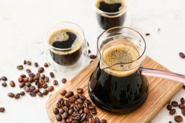 Hafif arka planda aromatik Türk kahvesi ve fasulye bileşimi, yakın plan.