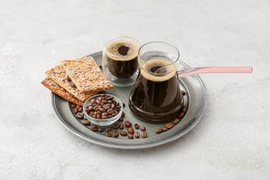 Hafif arka planda aromatik Türk kahvesi, kurabiye ve fasulye bileşimi