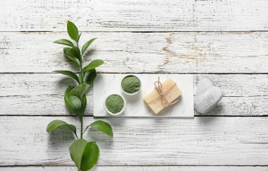 Hafif ahşap arka planda kına tozu ve sabunla kompozisyon