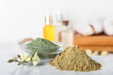 Açık arkaplanda kına tozu ile kompozisyon