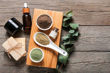 Kına tozu ve ahşap arka planda kozmetik bileşimi